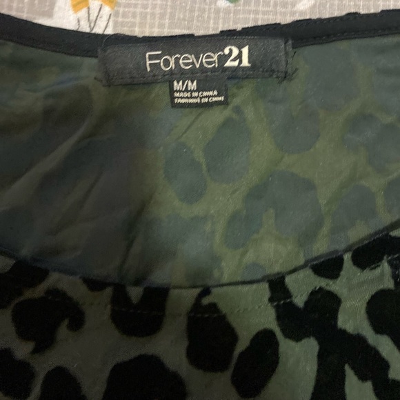 Green leopard forever 21 shirt Slightly cropped, leopard spots are velvet Size M - Picture 2 of 4